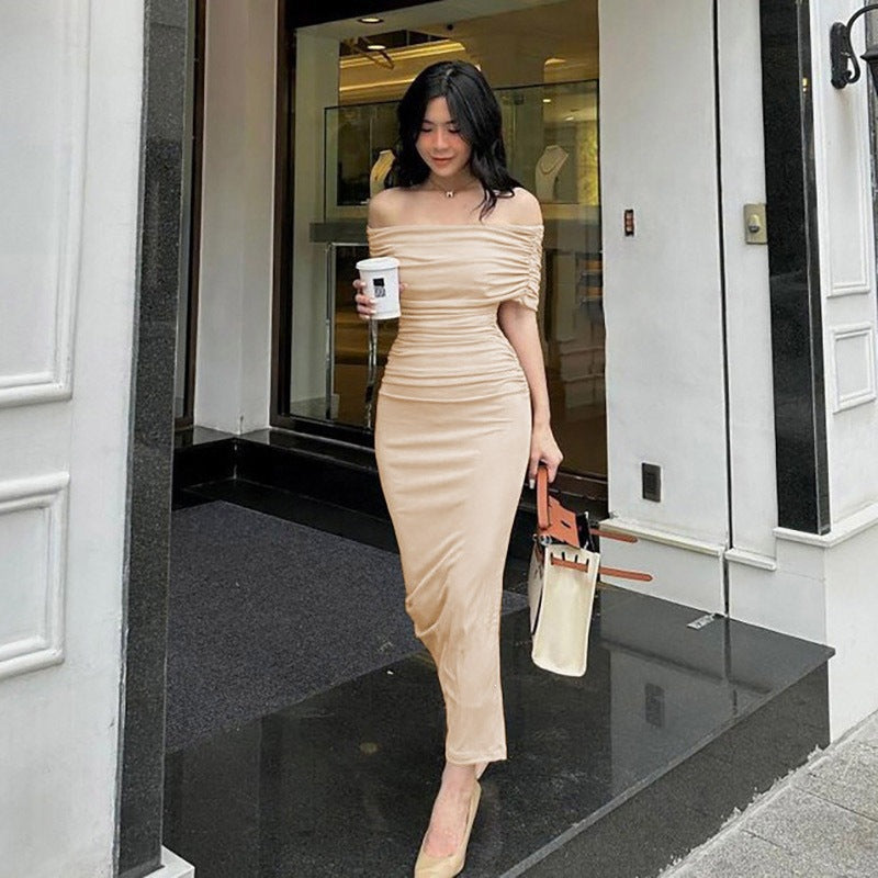 Vestido largo de cóctel con hombro descubierto, plisado y abertura lateral