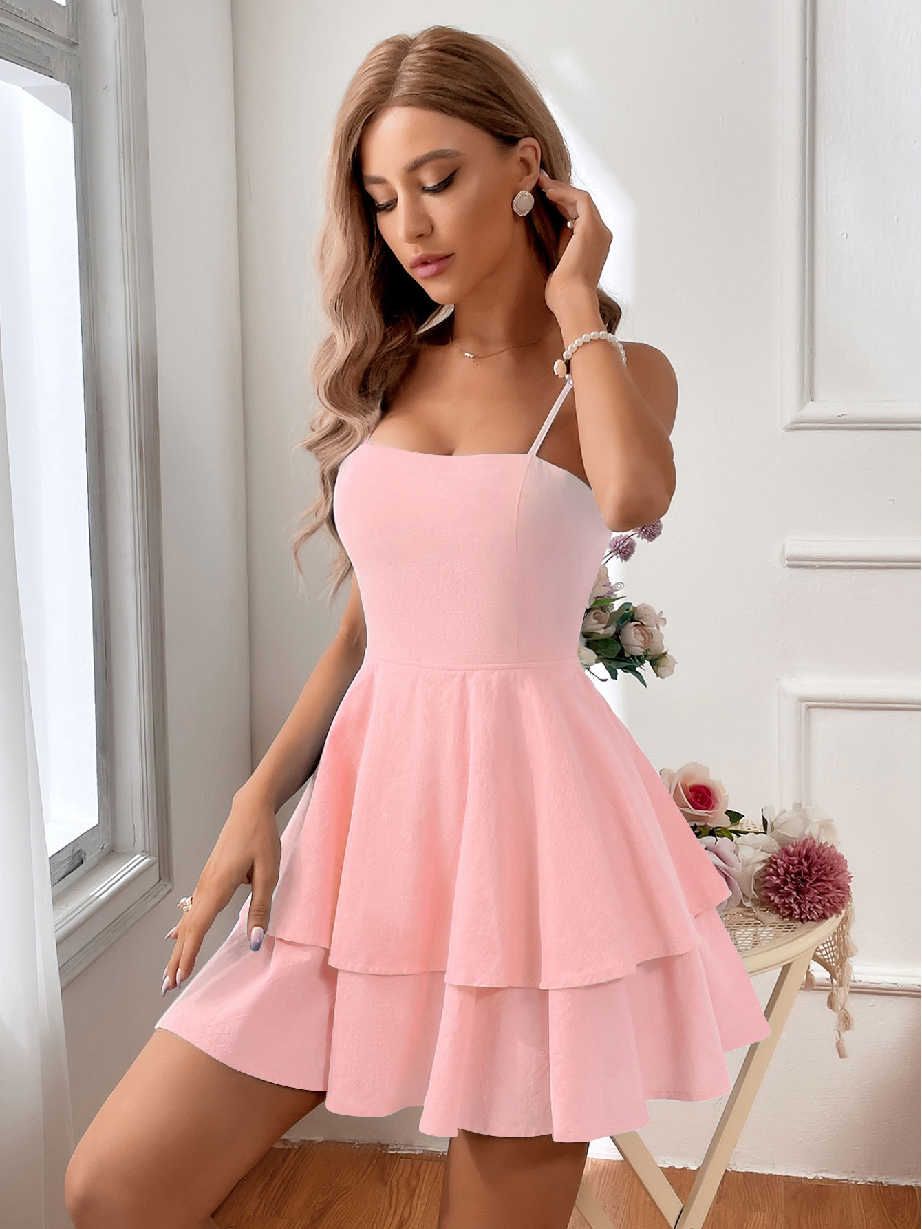 Vestido corto de algodón con cuello cuadrado, tirantes y lazo en la cintura