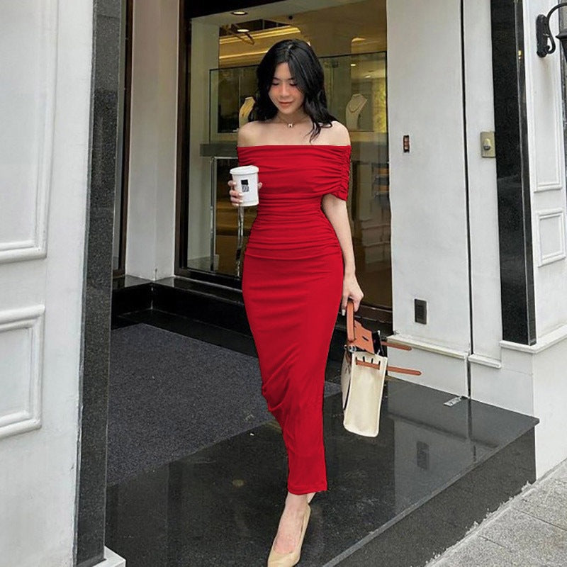 Vestido largo de cóctel con hombro descubierto, plisado y abertura lateral