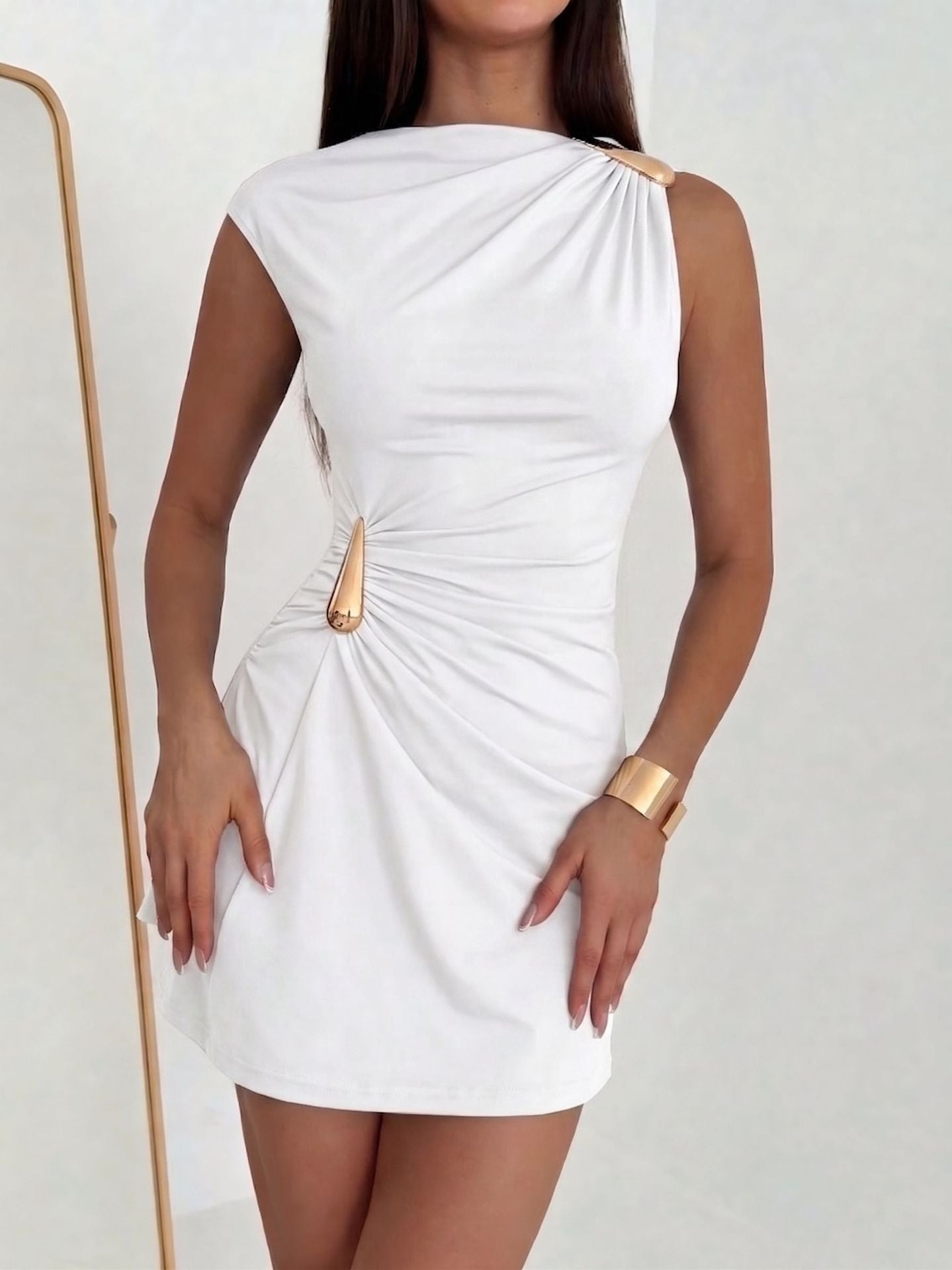 Vestido bodycon corto con hebilla metálica y pliegues - Un hombro