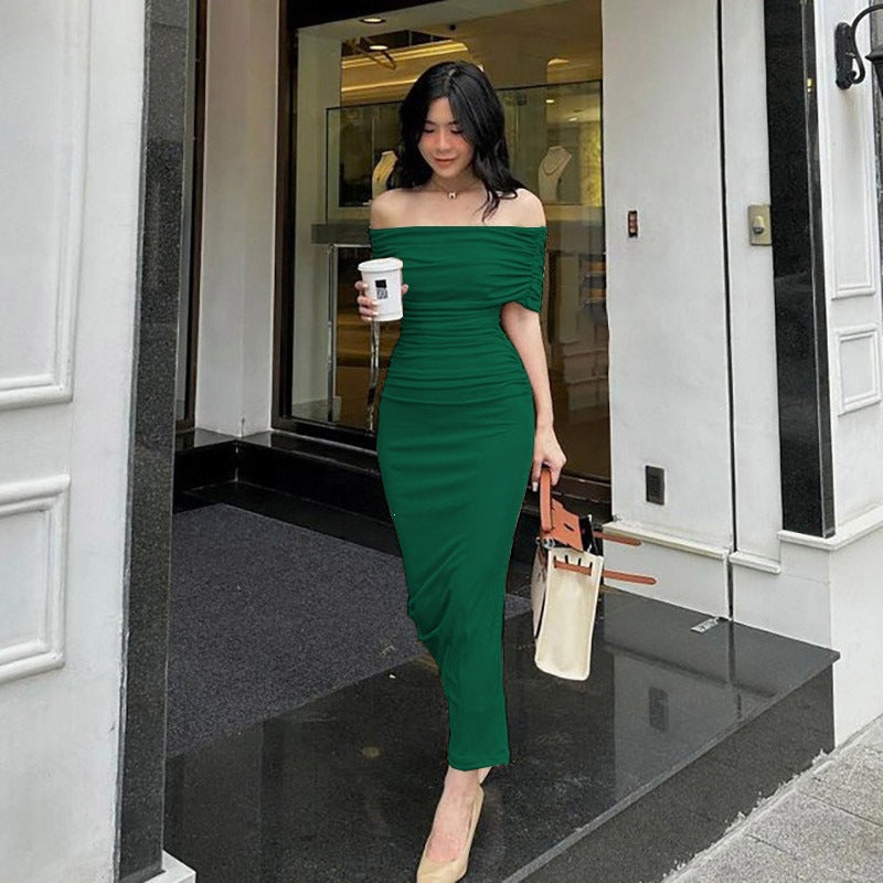 Vestido largo de cóctel con hombro descubierto, plisado y abertura lateral