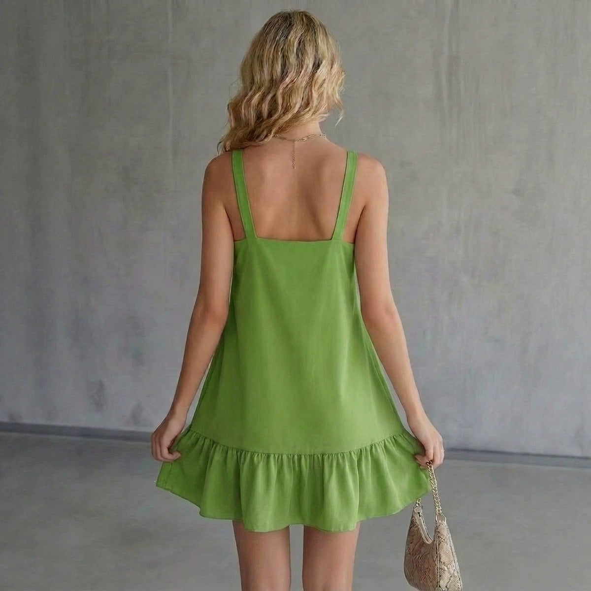 Minifalda con tirantes de volantes y cuello en V color sólido