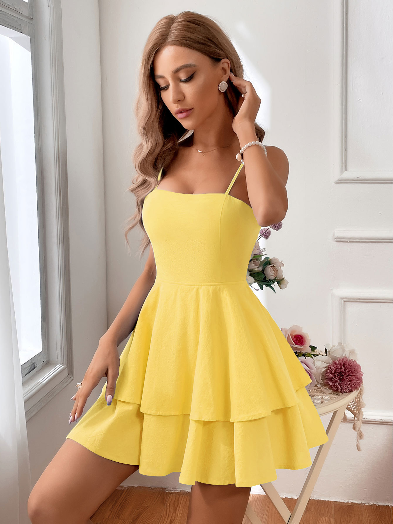 Vestido corto de algodón con cuello cuadrado, tirantes y lazo en la cintura