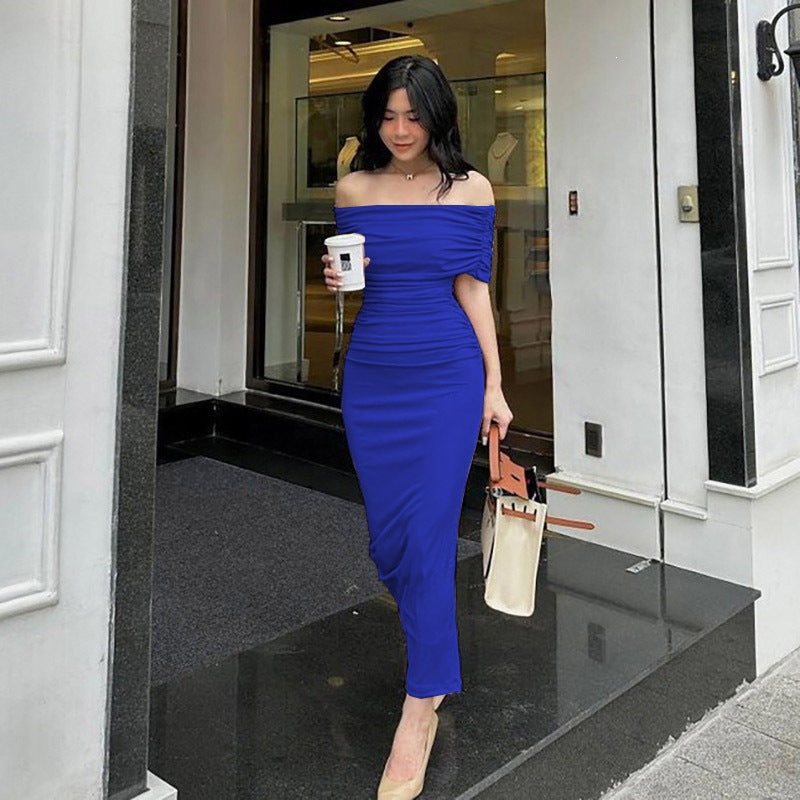 Vestido largo de cóctel con hombro descubierto, plisado y abertura lateral
