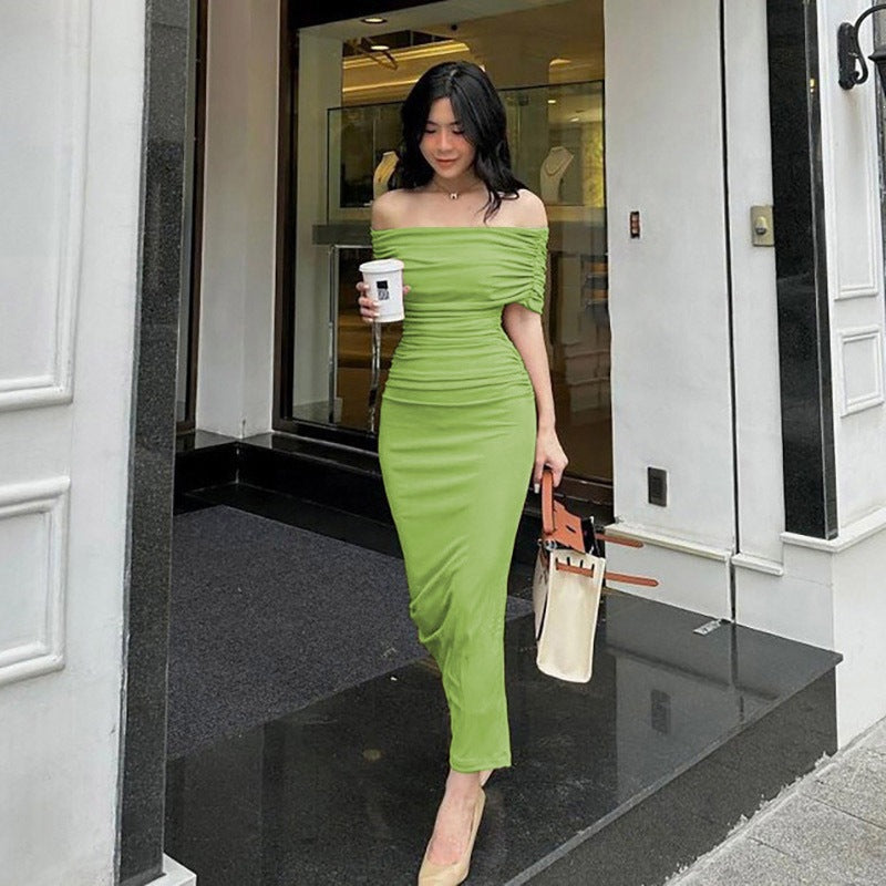 Vestido largo de cóctel con hombro descubierto, plisado y abertura lateral