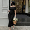 Vestido largo de cóctel con hombro descubierto, plisado y abertura lateral
