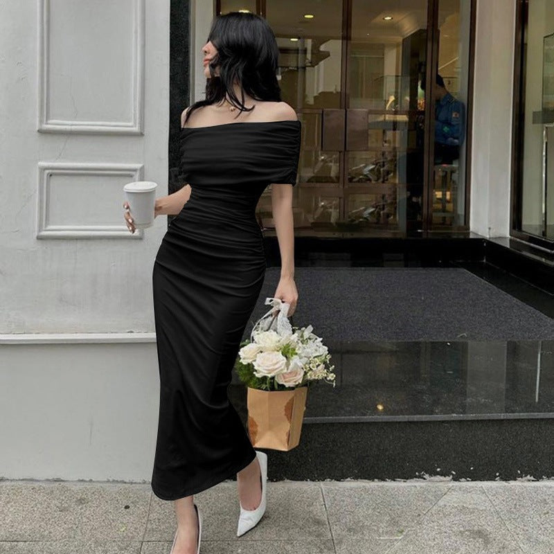 Vestido largo de cóctel con hombro descubierto, plisado y abertura lateral