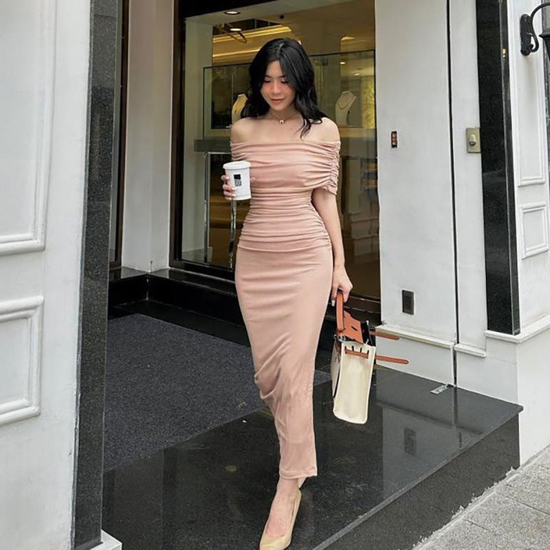 Vestido largo de cóctel con hombro descubierto, plisado y abertura lateral