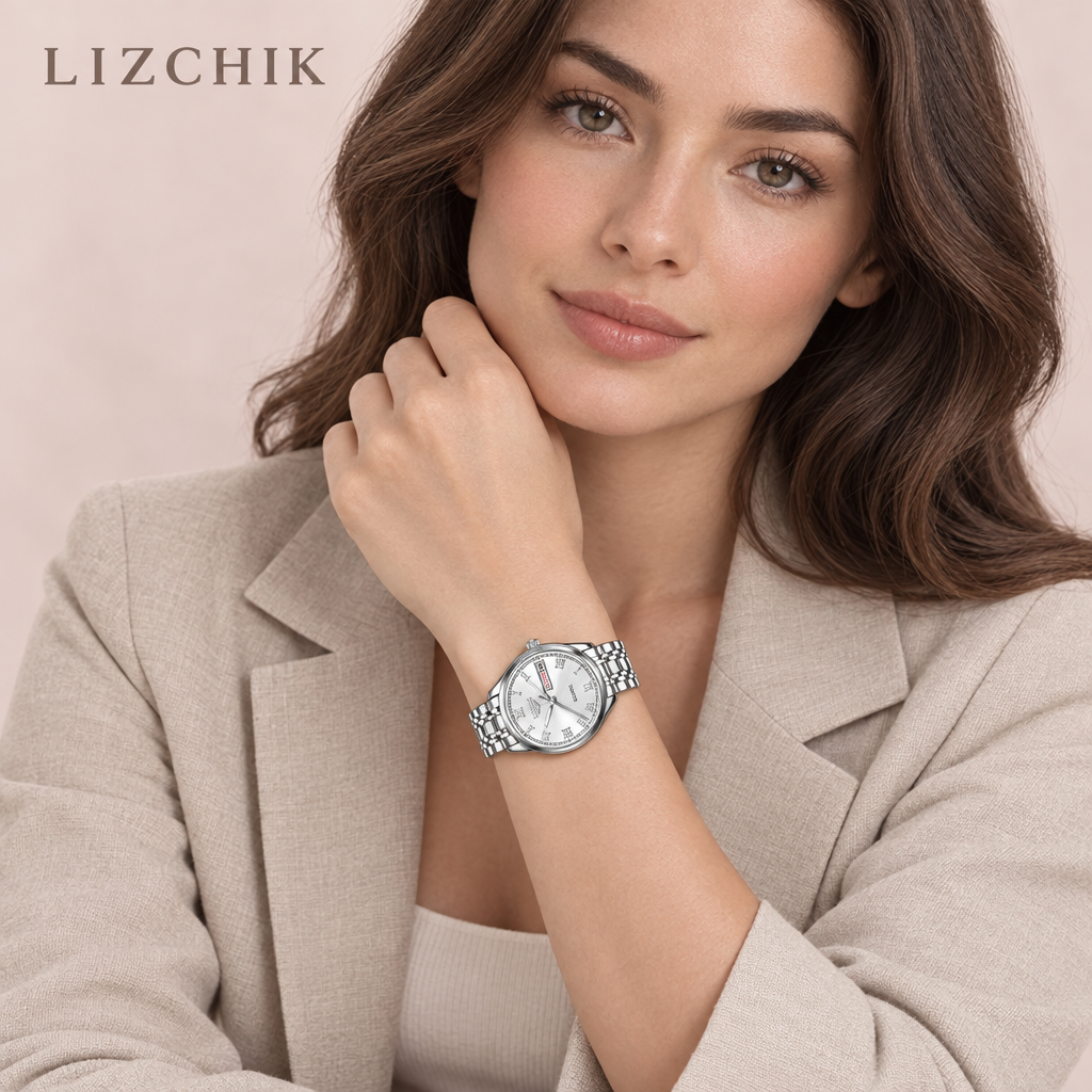 Modelo femenina con reloj LIGE plateado y fondo LIZCHIK