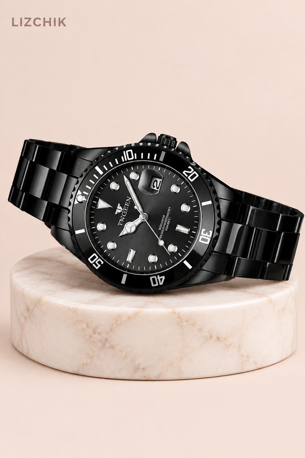 Reloj negro sobre base elegante de mármol con fondo LIZCHIK
