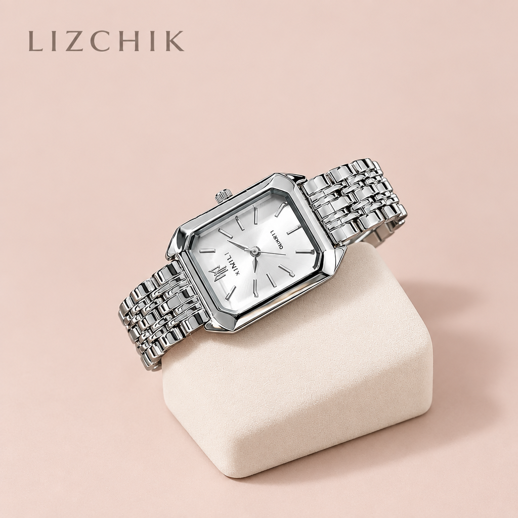 Reloj rectangular plateado con esfera blanca
